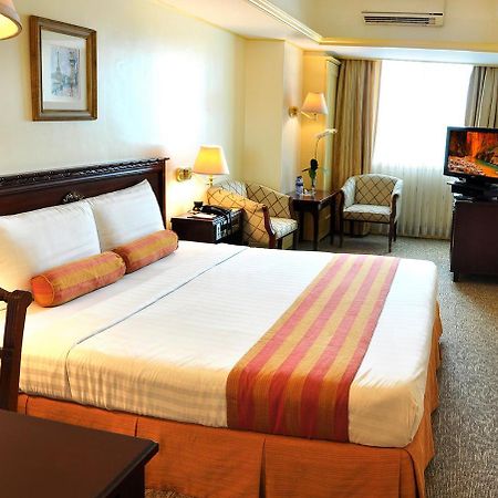 Networld Hotel Spa And Casino Pasay Buitenkant foto