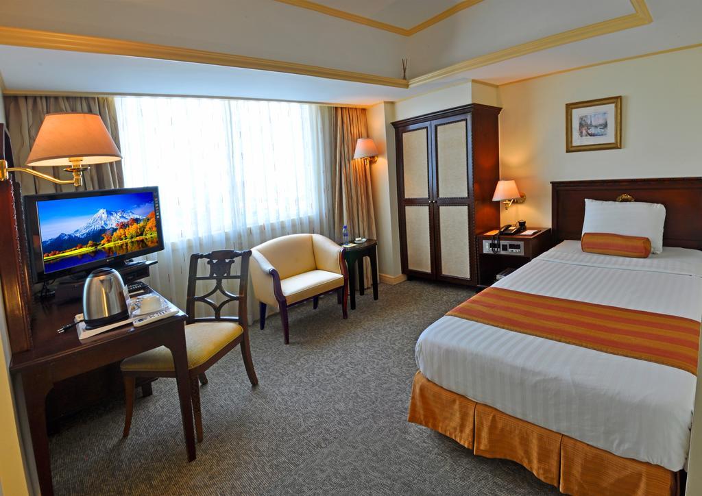 Networld Hotel Spa And Casino Pasay Buitenkant foto
