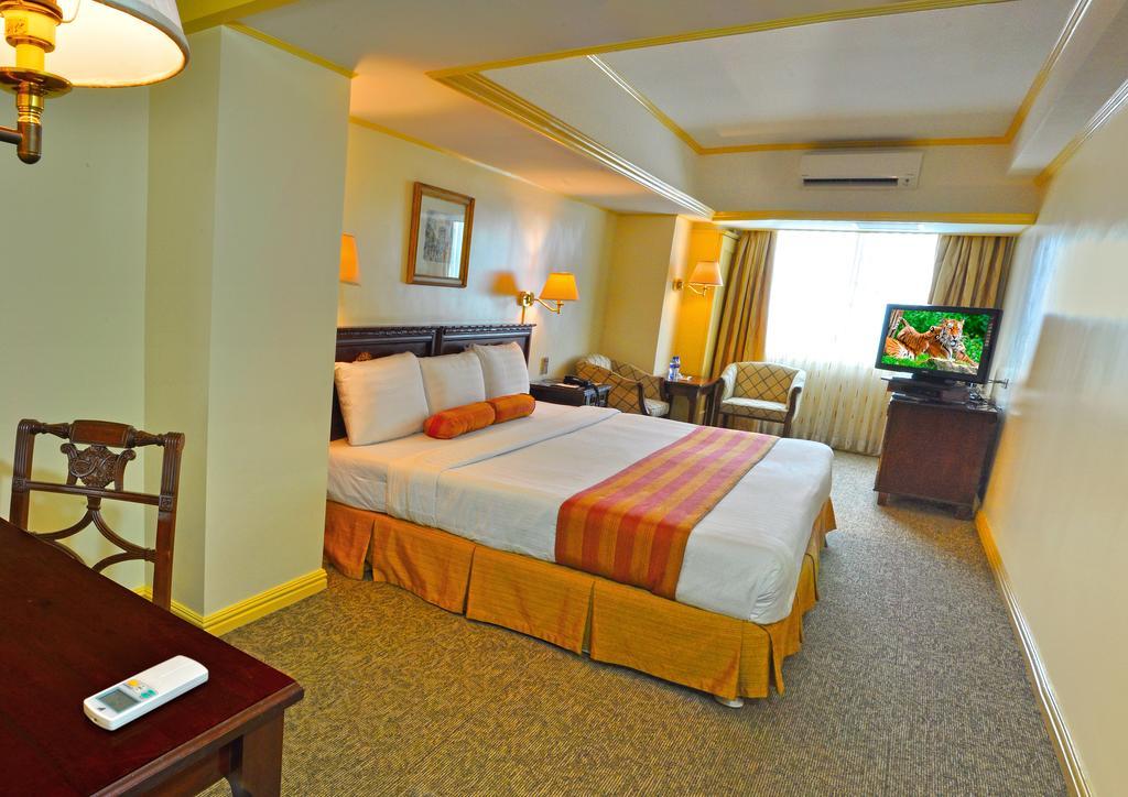 Networld Hotel Spa And Casino Pasay Buitenkant foto