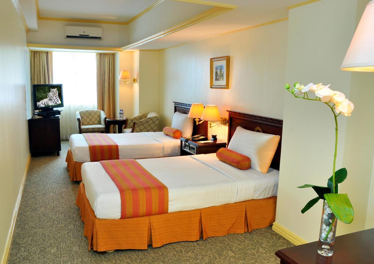 Networld Hotel Spa And Casino Pasay Buitenkant foto
