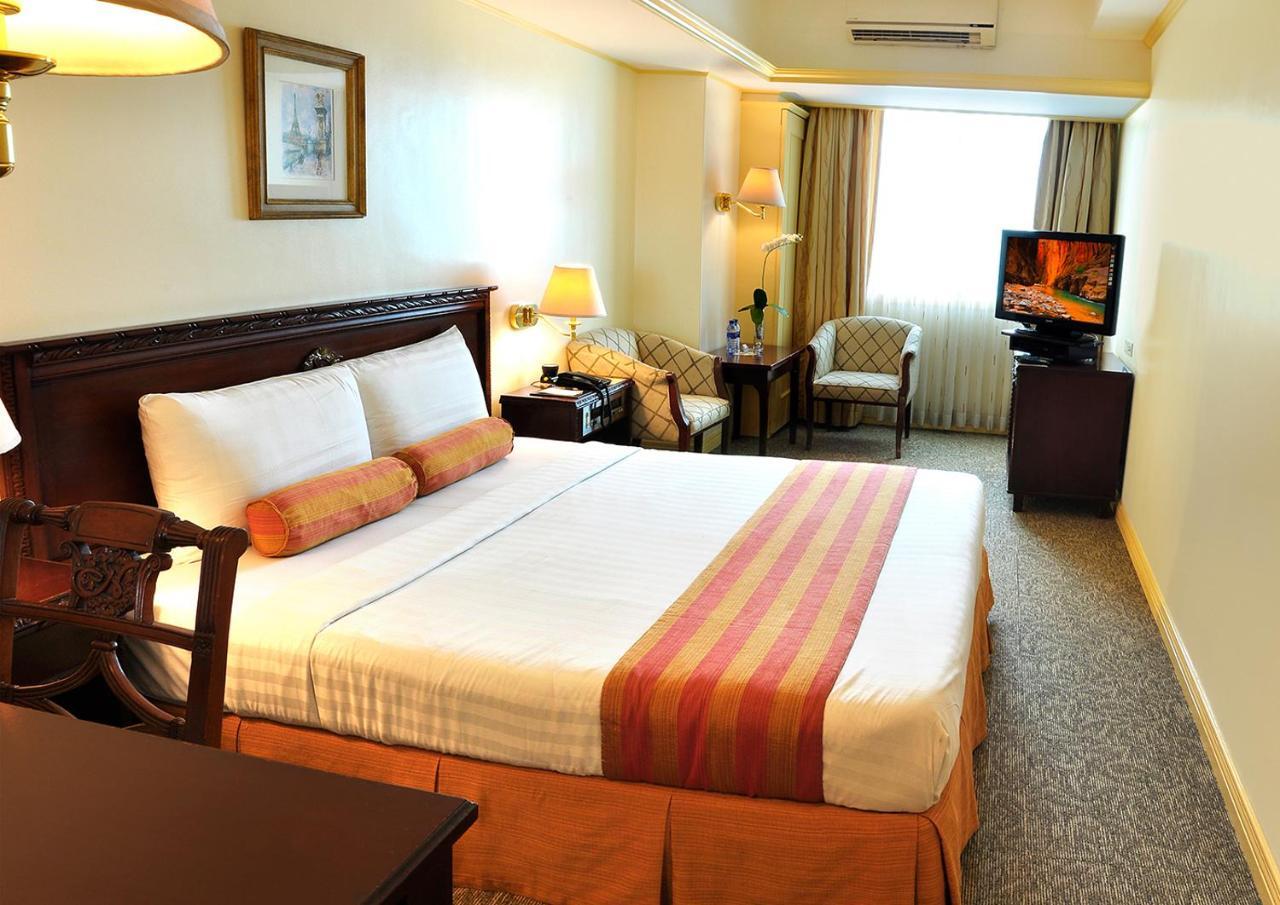 Networld Hotel Spa And Casino Pasay Buitenkant foto